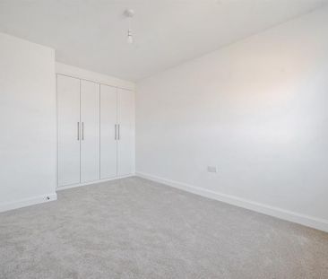 3 bedroom end of terrace house to rent - Photo 2