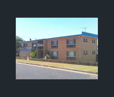 SPACIOUS AIR CONDITIONED UNIT - METRES TO WATERFONT - Photo 5