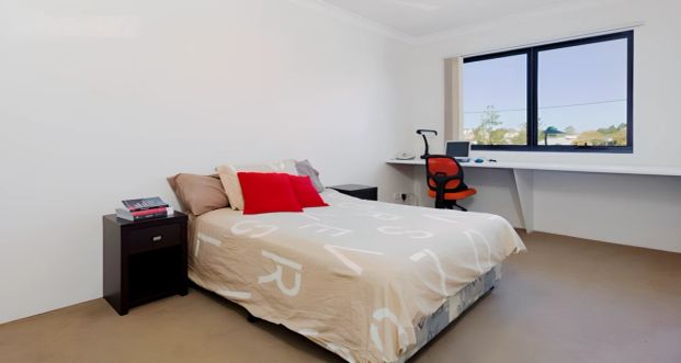 2 Bedroom / 2 Bathroom Apartment (Rent a Room) - Photo 1