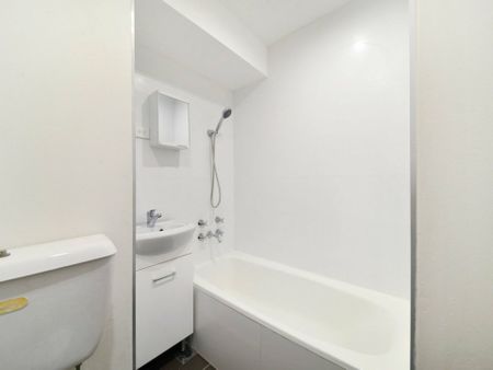 Conveniently Located Apartment! - Photo 2
