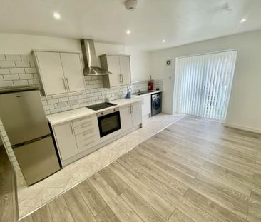 3 bedroom flat to rent - Photo 6