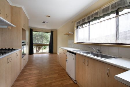 9 Locliff Avenue, Strathdale - Photo 3