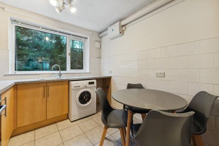 2 bedroom ground floor flat to rent - Photo 2
