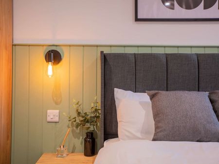 Double Ensuite Room in Luxury Modern HMO in Gladys Avenue, North End Portsmouth. Room 2 - Photo 5