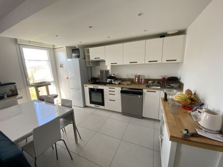 Appartement 3 pièces 65m2 MARSEILLE 10EME 923 euros - Photo 3