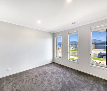 Stunning Three Bedroom Home - Photo 4