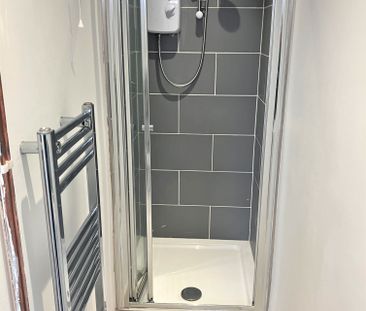 £1,400 PCM, Spacious Four Bedroom, Two Bathroom House with Enclosed... - Photo 3