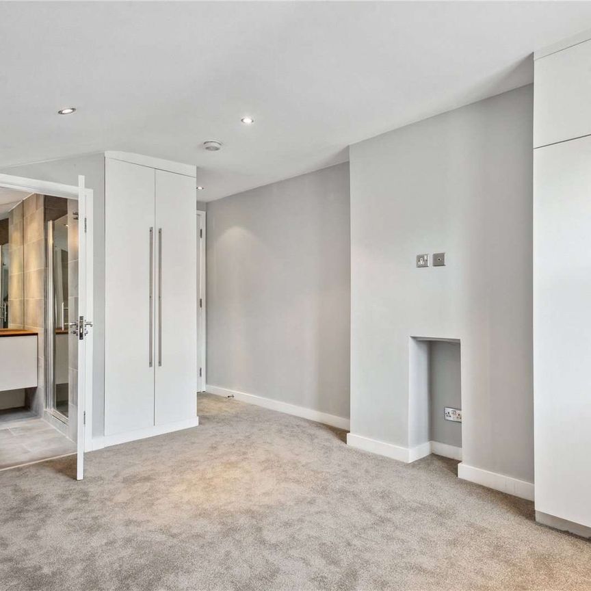 A superb three bedroom duplex flat, ideally located between the commons. - Photo 1