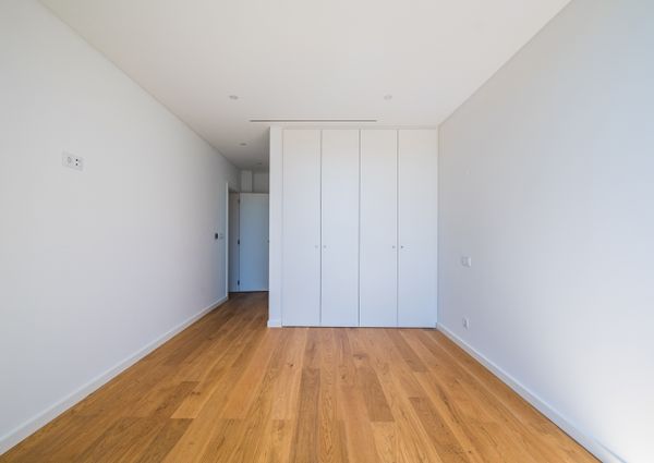 Moradia T6 de arquitetura moderna inserida no Golfe de Oeiras