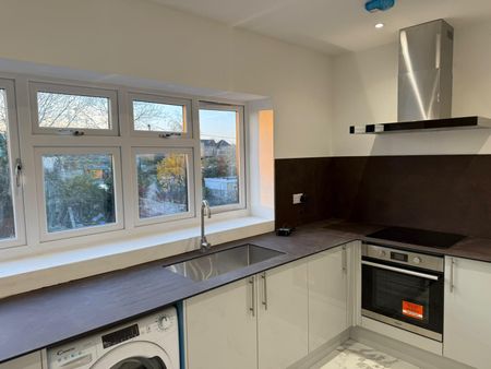 Two bedrooms two bathrooms first floor flat next to Newbury Park station- - Photo 4