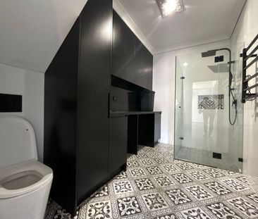 Modern 4 Bedroom Home - Photo 5