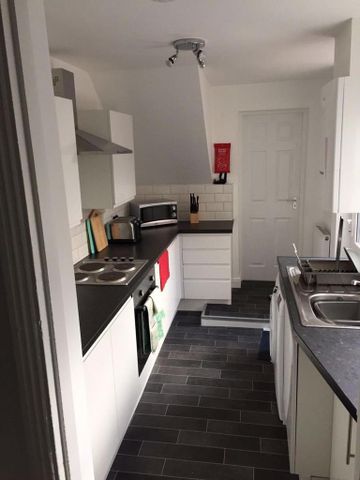 1 bedroom in a house share to rent - Photo 2