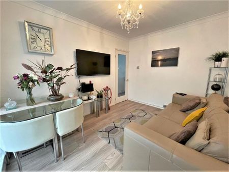 2 bedroom ground floor flat to rent - Photo 2