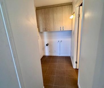 LIBRE! MAGNIFIQUE 3 1/2 TOUT BÉTON - RDC - À VOIR - Photo 2