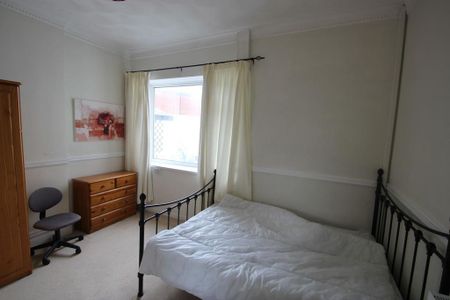 1 bedroom in a flat share to rent - Photo 3