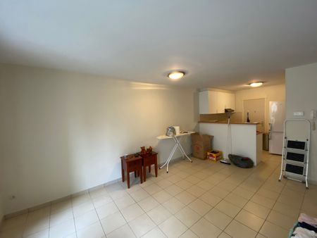 Centraal gelegen appartement op wandelafstand van winkels, scholen en openbaar vervoer. - Foto 2