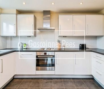 Warren Close, Farnham - Photo 2