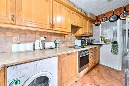 Bench Manor Crescent, Chalfont St. Peter, Gerrards Cross, SL9 - Photo 4