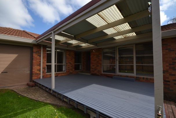 7 Acmena Ct Mill Park VIC 3082 - Photo 1