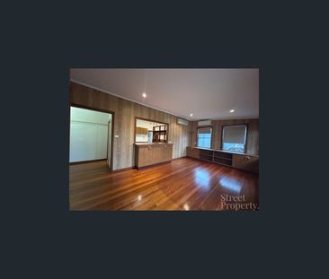 DELIGHTFUL FAMILY HOME - Photo 4