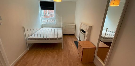 Room in a Shared House, Blomfield Court, SW11 - Photo 2