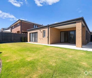 Spacious Modern Family Living in a Prime Clyde North Location - Photo 4