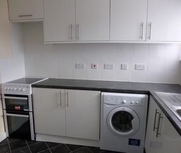 3 bedroom flat to rent - Photo 4