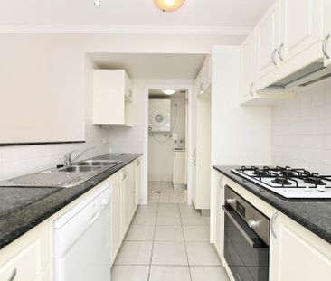 Elegant Waterfront Living in the Prestigious Anchorage, Balmain Shores - Photo 4