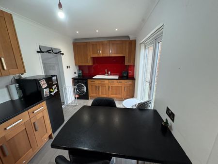 3 bedroom end of terrace house to rent - Photo 5