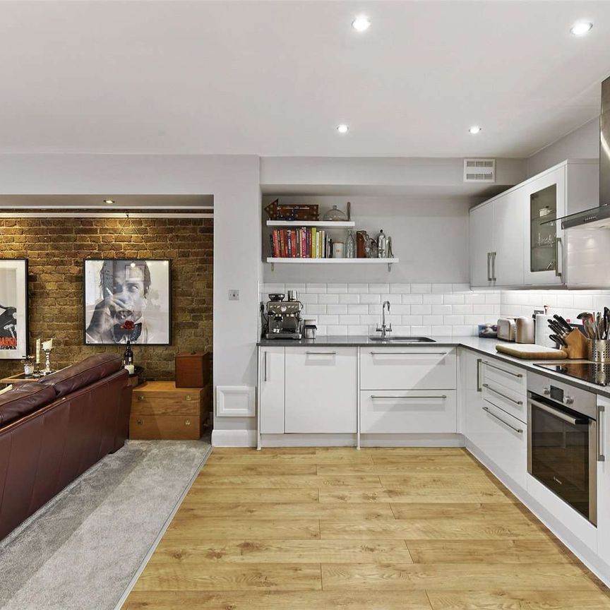 A wonderfully appointed, two bedroom apartment situated on the fourth floor of this charming warehouse conversion located in the heart of West Wapping. - Photo 1