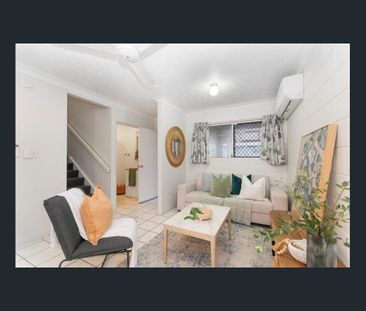 Charming Two-Bedroom Townhouse with Balcony in the Heart of Rosslea! - Photo 2