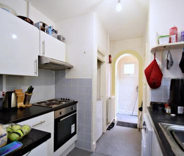 4 bedroom semi-detached house to rent - Photo 6