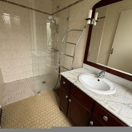 Location Appartement 4 pièces 83m² BOURG EN BRESSE 01000 - Photo 4