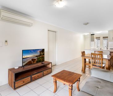 Charming Two-Storey Town House - Photo 5