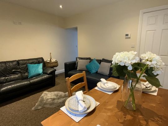 6 bedroom semi-detached house to rent - Photo 1