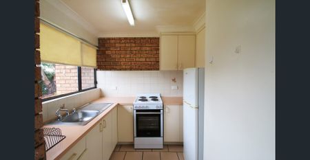 Bedsitter - Walk to Town - Photo 2