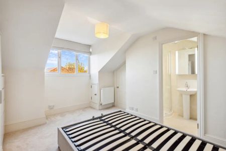 2 bedroom flat in London - Photo 2