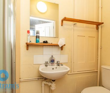 References Pending - 4 bed Mid Terraced House - Photo 1