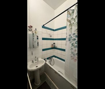 Room in a Shared Flat, Abbots Park, SW2 - Photo 4