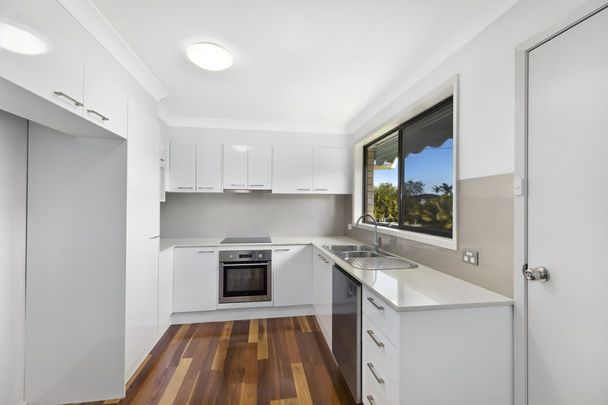 LARGE FAMILY HOME WITH SPACE FOR EVERYONE - Photo 1