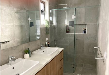 SPACIOUS 4 BEDROOM , 3 BATHROOM FAMILY HOME - Photo 5