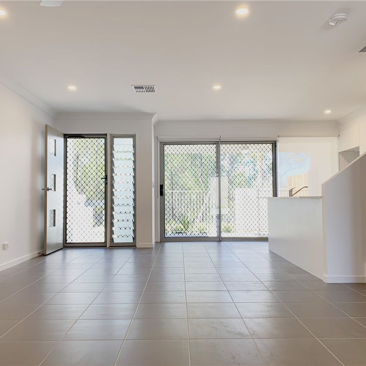 Near New LUXURY 3 BEDROOM TOWNHOUSE WITH DUCTED AIR CONDITIONING - Photo 1