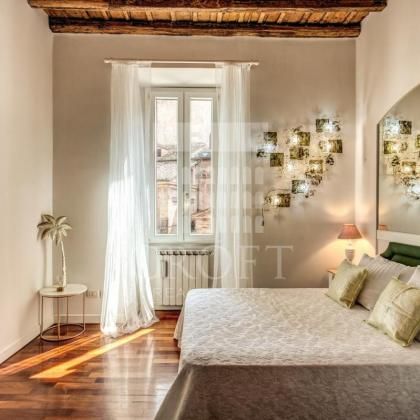 Trastevere: Furnished, modern and renovated 2 bedroom, 2 bath, living, high ceilings and parquet floors. Bright, original wooden ceilings, near shops and services. Ref 1361 - Foto 3
