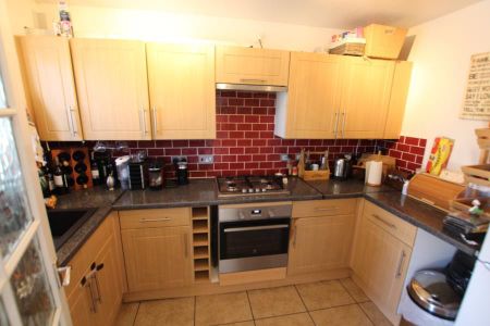 2 bedroom end of terrace house to rent - Photo 5