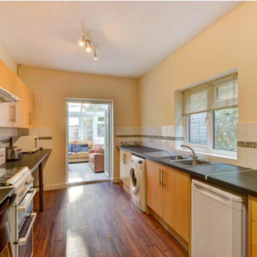 Brading Road Room 2 - Photo 1