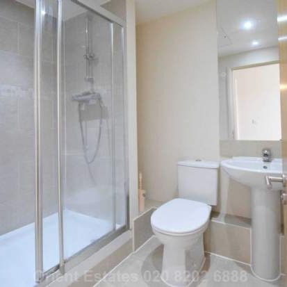 2 bedroom property to rent in London - Photo 1