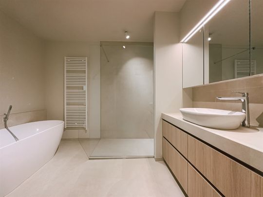 Prachtige en erg ruime nieuwbouwwoning, erg goed gelegen in het schitterend en private project Kalvekeet van "Compagnie het Zoute" - Photo 1