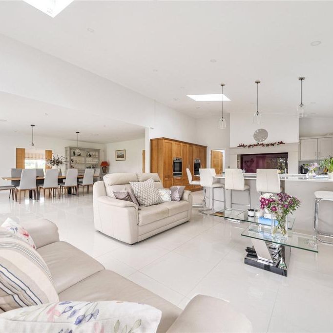 5 bedroom detached house to rent - Photo 1