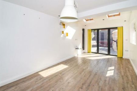 4 bedroom detached house to rent - Photo 2
