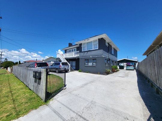 3 Bedroom Modern Unit - Photo 1